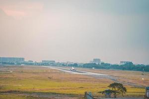 ho chi minh stadt, vietnam - 12. feb 2022 flugzeug fliegt über städtische gebiete und bereitet die landung auf dem internationalen flughafen tan son nhat vor und startet am flughafen tsn foto