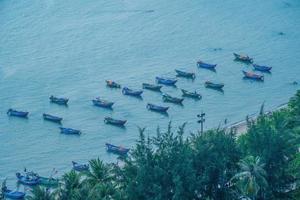 luftbild viele lokale kultur vietnam. Draufsicht auf lokale Fischerboote im tiefblauen Meer, tropische Meereslandschaft. reiseziel asien konzept und hintergrund. foto