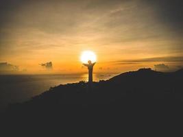 Draufsicht auf Vung Tau mit Silhouette Statue von Jesus Christus auf dem Berg. der beliebteste lokale Ort. Christus der König, eine Statue von Jesus. reisekonzept. foto