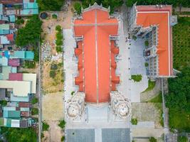 Draufsicht auf die Song-Vinh-Kirche, auch als Pfarrlied bekannt, die an Wochenenden Touristen zu einem spirituellen Besuch in Vung Tau, Vietnam, anzieht. song vinh kirche haben bau gebäude sehen aus wie frankreich foto