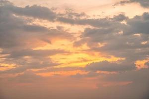 Hintergrund Wolke Sommer. Wolkensommer. Himmel Wolke filmisch. natürlicher himmel schöner und filmischer sonnenuntergangbeschaffenheitshintergrund foto