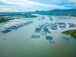 eine ecke der austernfütterungsfarm, schwimmendes fischerdorf in der gemeinde long son, provinz ba ria vung tau, vietnam. Menschen, die in einem schwimmenden Dorf leben und Futterfischindustrie betreiben. foto