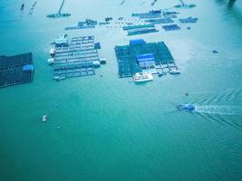 eine ecke der austernfütterungsfarm, schwimmendes fischerdorf in der gemeinde long son, provinz ba ria vung tau, vietnam. Menschen, die in einem schwimmenden Dorf leben und Futterfischindustrie betreiben. foto