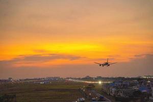 ho chi minh stadt, vietnam - 20. feb 2022 flugzeug fliegt über städtische gebiete und bereitet die landung auf dem internationalen flughafen tan son nhat vor und startet am flughafen tsn foto