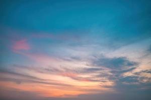 Hintergrund Wolke Sommer. Wolkensommer. Himmel Wolke filmisch. natürlicher himmel schöner und filmischer sonnenuntergangbeschaffenheitshintergrund foto