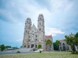 song vinh kirche, auch bekannt als pfarrkirche song vinh in phu my, die an wochenenden in vung tau, vietnam, touristen zu einem spirituellen besuch anzieht. song vinh kirche haben bau gebäude sehen aus wie frankreich foto