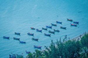 luftbild viele lokale kultur vietnam. Draufsicht auf lokale Fischerboote im tiefblauen Meer, tropische Meereslandschaft. reiseziel asien konzept und hintergrund. foto