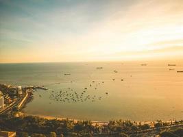 Luftaufnahme der Stadt Vung Tau mit wunderschönem Sonnenuntergang und so vielen Booten. Panoramablick auf die Küste von Vung Tau von oben, mit Wellen, Küste, Straßen, Kokospalmen und dem Berg Tao Phung in Vietnam. foto