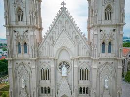 song vinh kirche, auch bekannt als pfarrkirche song vinh in phu my, die an wochenenden in vung tau, vietnam, touristen zu einem spirituellen besuch anzieht. song vinh kirche haben bau gebäude sehen aus wie frankreich foto