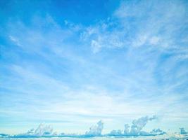 Hintergrund Wolke Sommer. Wolkensommer. Himmel Wolke klar. natürlicher himmel schöner blauer und weißer texturhintergrund mit sonnenstrahlen glänzen foto