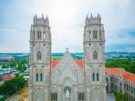 song vinh kirche, auch bekannt als pfarrkirche song vinh in phu my, die an wochenenden in vung tau, vietnam, touristen zu einem spirituellen besuch anzieht. song vinh kirche haben bau gebäude sehen aus wie frankreich foto