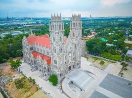 song vinh kirche, auch bekannt als pfarrkirche song vinh in phu my, die an wochenenden in vung tau, vietnam, touristen zu einem spirituellen besuch anzieht. song vinh kirche haben bau gebäude sehen aus wie frankreich foto