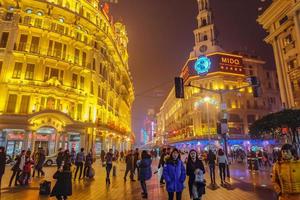 shanghai.china - 26. januar 2015. nachtleben von menschen, die in der nanjing road walking street in shang hai city china spazieren gehen foto