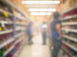 Abstraktes unscharfes Foto eines Supermarkts ohne Menschen mit Produkten in den Regalen