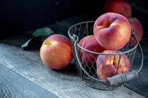 Farm frische Pfirsiche auf rustikalem Tisch foto