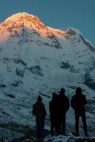 annapurna südlich des himalaya-gebirges in nepal, wenn der erste sonnenaufgang auf den gipfel scheint. Annapurna South ist einer der beeindruckendsten Gipfel des Annapurna-Gebirges. foto