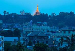 die shwedagon-pagode der tachileik-grenze von myanmar in der nähe von chiang rai, der nördlichen provinz in thailand. foto