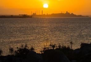 Sonnenuntergang über der Aluminiumraffinerie Gove im Bundesstaat Northern Territory in Nordaustralien. foto