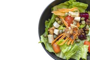 Frühstückssalat mit sautiertem Gemüse isoliert Beschneidungspfad auf weißem Hintergrund foto