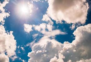 der schöne himmel und die wolken am sonnigen tag. foto