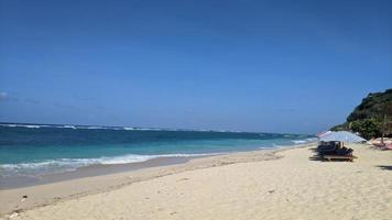 schöner weißer Sandstrand foto