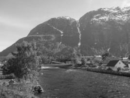 Frühlingszeit in Eidfjord Norwegen foto