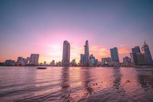 ho chi minh, vietnam - 13. feb 2022 blick auf bitexco financial tower building, gebäude, straßen, thu thiem bridge und saigon river in ho chi minh city bei sonnenuntergang. hochwertiges Panoramabild. foto