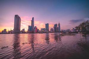 ho chi minh, vietnam - 13. feb 2022 blick auf bitexco financial tower building, gebäude, straßen, thu thiem bridge und saigon river in ho chi minh city bei sonnenuntergang. hochwertiges Panoramabild. foto