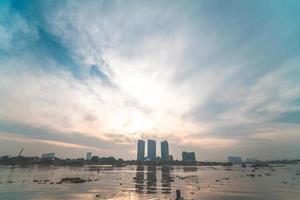 ho chi minh stadt, vietnam - 12. feb 2022 skyline mit wahrzeichen 81 wolkenkratzer, eine neue seilbrücke wird gebaut, die die halbinsel thu thiem und den bezirk 1 über den fluss saigon verbindet. foto