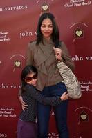 los angeles, 13. märz - zoe saldana, nichte kayla kommt am 13. märz 2011 in los angeles, ca. 13. märz 2011 beim john varvatos 8. jährlichen stuart house-benefit im john varvaots store an foto