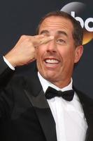 los angeles, sep 18 - jerry seinfeld, jessica seinfeld bei den primetime emmy awards 2016, ankunft im microsoft theater am 18. september 2016 in los angeles, ca foto