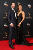 los angeles, sep 18 - david schwimmer, zoe buckman bei den primetime emmy awards 2016, ankunft im microsoft theater am 18. september 2016 in los angeles, ca foto