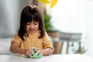 Kinder spielen mit Handgummi. Schleim in Kinderhänden. foto