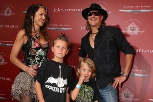 las vegas, 17. apr - tankbandmitglied und familie beim john varvatos 13. jährlichen stuart house-benefit im john varvatos store am 17. april 2016 in west hollywood, ca foto