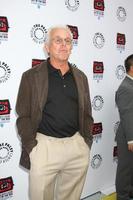 los angeles, 12. april - william devane kommt bei warner brothers fernsehen an - out-of-the-box-ausstellung wird am 12. april 2012 im paley center for media in beverly hills, ca foto