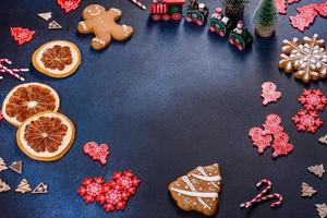 Weihnachtshausgemachte Lebkuchenplätzchen auf einem dunklen Betontisch foto