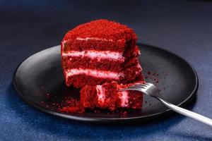 Red Velvet Cake, klassischer dreischichtiger Kuchen aus rotem Butterbiskuit mit Sahne foto