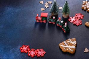 Weihnachtshausgemachte Lebkuchenplätzchen auf einem dunklen Betontisch foto