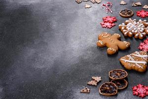 Weihnachtshausgemachte Lebkuchenplätzchen auf einem dunklen Betontisch foto