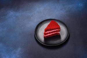 Red Velvet Cake, klassischer dreischichtiger Kuchen aus rotem Butterbiskuit mit Sahne foto