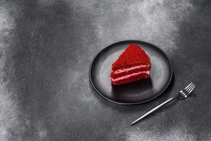 Red Velvet Cake, klassischer dreischichtiger Kuchen aus rotem Butterbiskuit mit Sahne foto