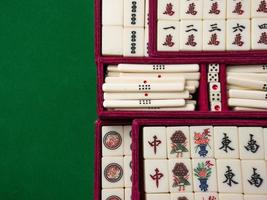 das mahjong auf dem tisch altes asiatisches brettspiel nahaufnahmebild foto