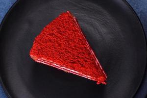 Red Velvet Cake, klassischer dreischichtiger Kuchen aus rotem Butterbiskuit mit Sahne foto