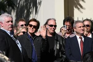 los angeles, 9. feb - paul mccartney, neil young bei der hollywood walk of fame zeremonie für paul mccartney im capital record building am 9. februar 2012 in los angeles, ca foto