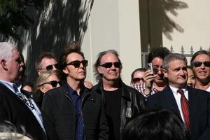 los angeles, 9. feb - paul mccartney, neil young bei der hollywood walk of fame zeremonie für paul mccartney im capital record building am 9. februar 2012 in los angeles, ca foto