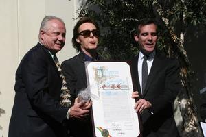 los angeles, 9. feb - tom lebonge, paul mccartney, eric garcetti bei der hollywood walk of fame zeremonie für paul mccartney im capital record building am 9. februar 2012 in los angeles, ca foto