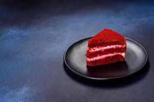 Red Velvet Cake, klassischer dreischichtiger Kuchen aus rotem Butterbiskuit mit Sahne foto