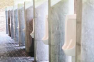 weicher Fokus der Urinalreihe in der Männertoilette - Uringesundheitshintergrundkonzept foto