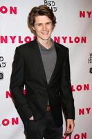 los angeles, 10. april - eugene simon trifft am 10. april 2012 in los angeles, ca., zur feier des 13-jährigen jubiläums des nylon-magazins bei smashbox ein foto