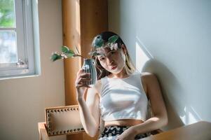 Portrait hübsche Frau in einem Restaurant, Café mit glücklichem Gefühl foto